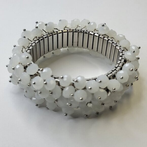 Vintage Milk Glass Stretch Bracelet - Picture 4 of 11